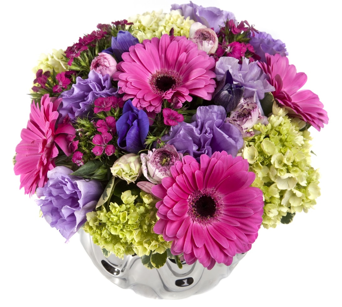 En vackert arrangerad blombukett med rosa, lila och gröna blommor i en silvervas.